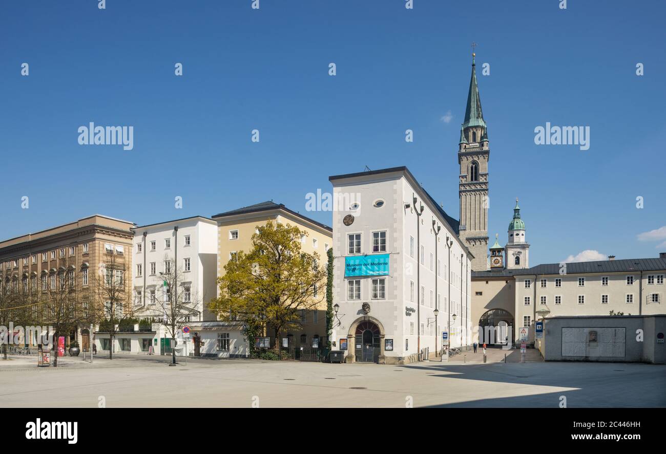 Austria, Salisburgo, Max Reinhardt Platz con rupertinum e chiesa francescana, vuota a causa della pandemia di Coronavirus Foto Stock