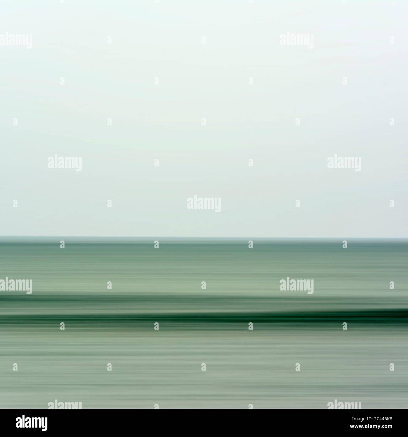 Mar Mediterraneo e cielo grigio, Occitanie, Francia Foto Stock