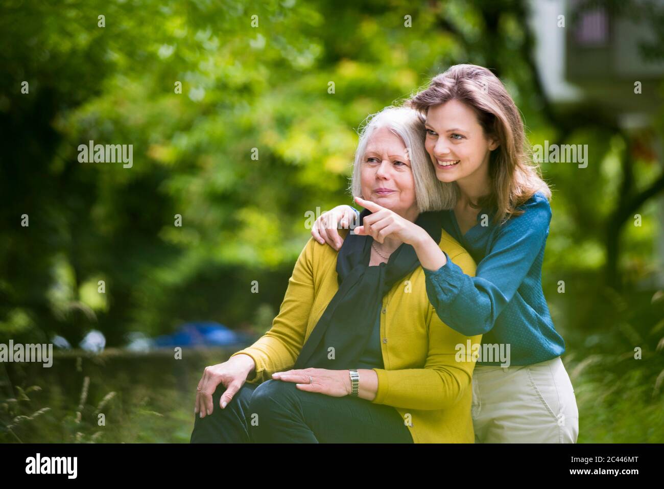 Ritratto di donna anziana e figlia adulta che guarda qualcosa in un parco Foto Stock