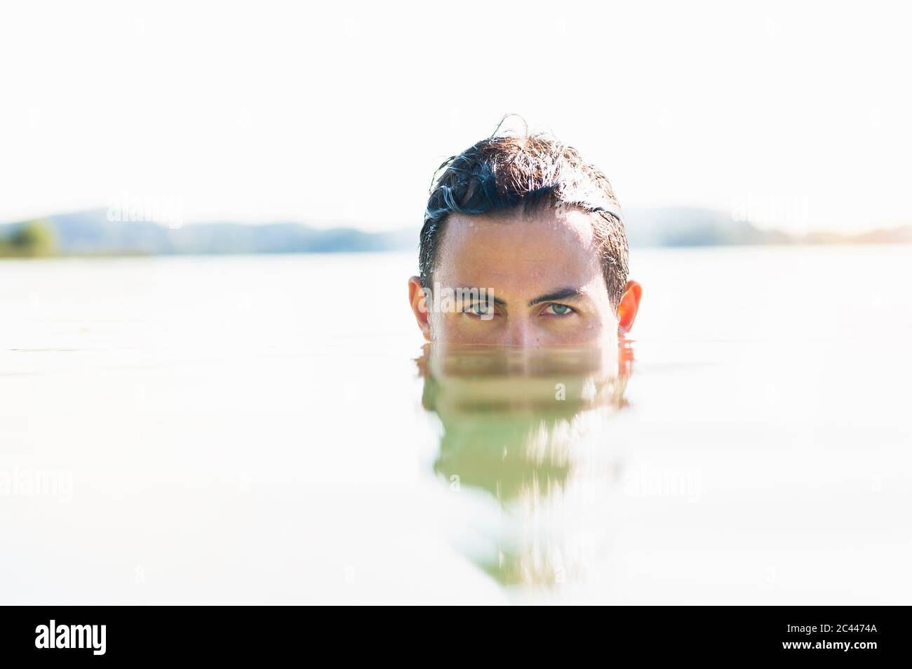 Ritratto di giovane che bagna in lago Foto Stock