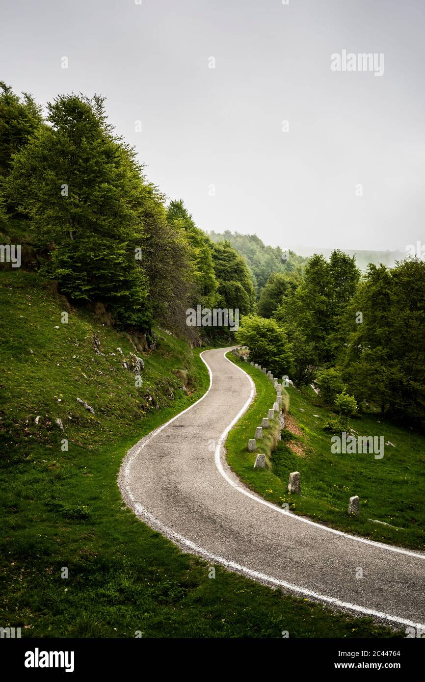 Italia, Provincia di Verona, Verona, tortuosa strada di campagna nelle Alpi italiane Foto Stock