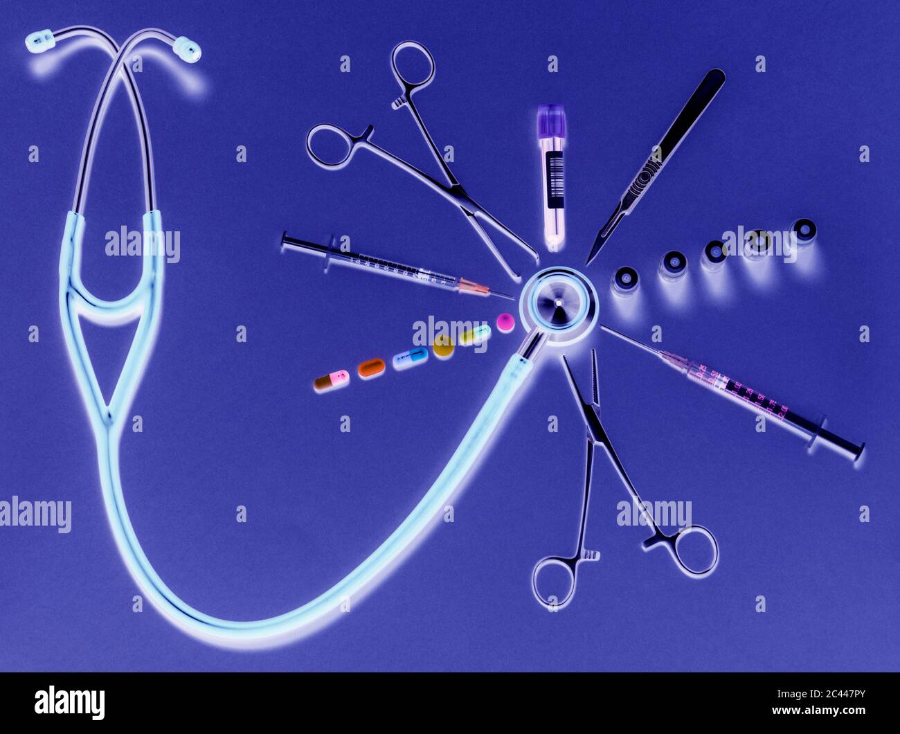 Stetoscopio circondato da un assortimento di attrezzature mediche e trattamenti Foto Stock