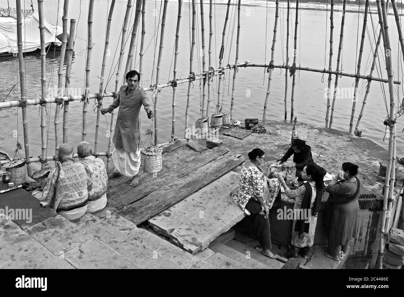 L'immagine dei devoti che si preparano per il festival deepavali dev ai Ghats o passi santi di Varanasi, Gange, Uttar Pradesh, India, Asia Foto Stock