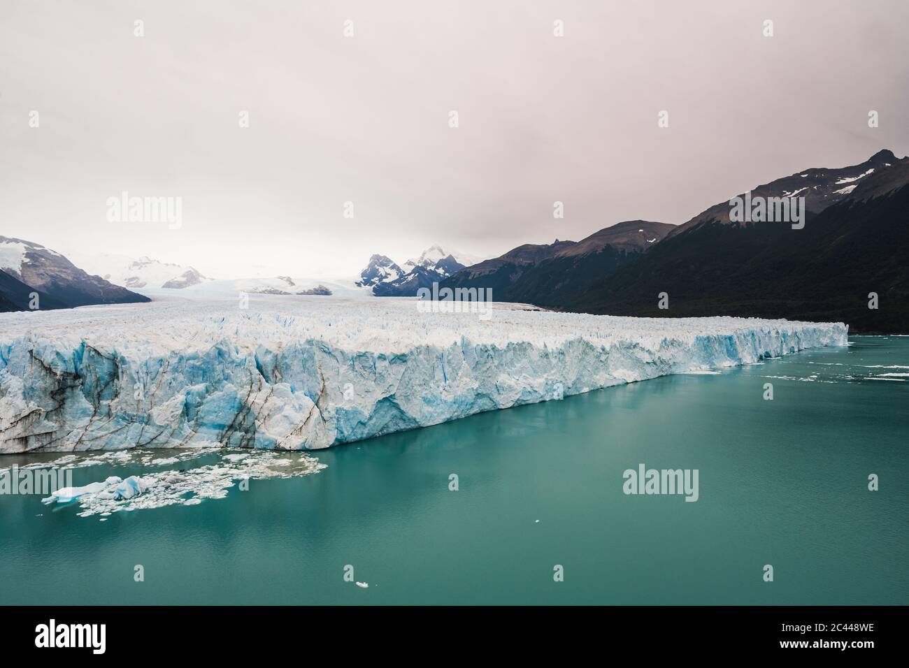 Argentina, Iceberg galleggia vicino alla costa montana Foto Stock