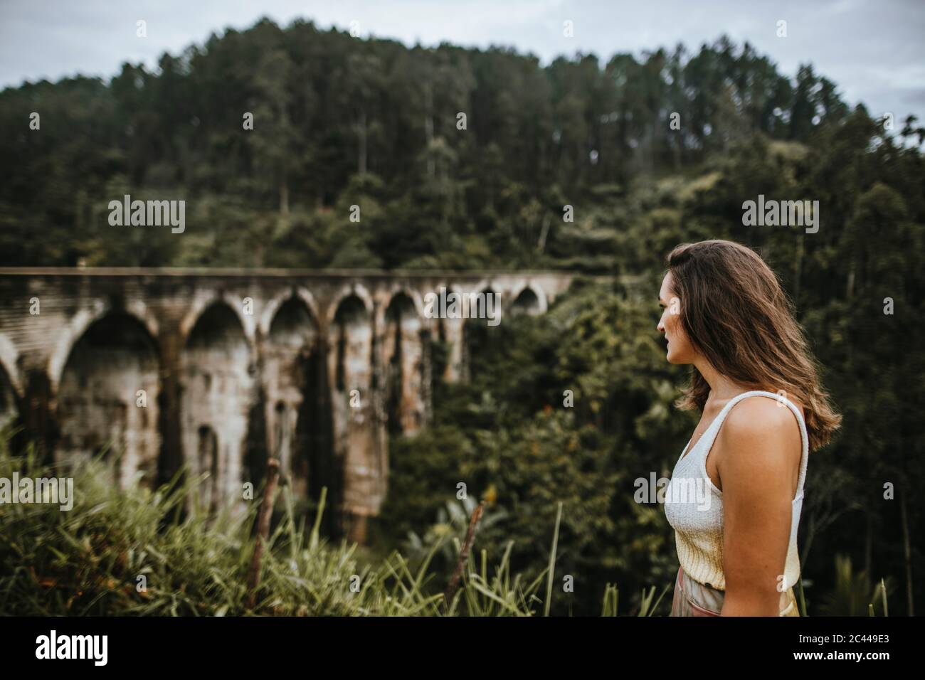 Sri Lanka, Provincia di Uva, Demodara, donna adulta che ammira la vista del ponte Nine Arch Foto Stock