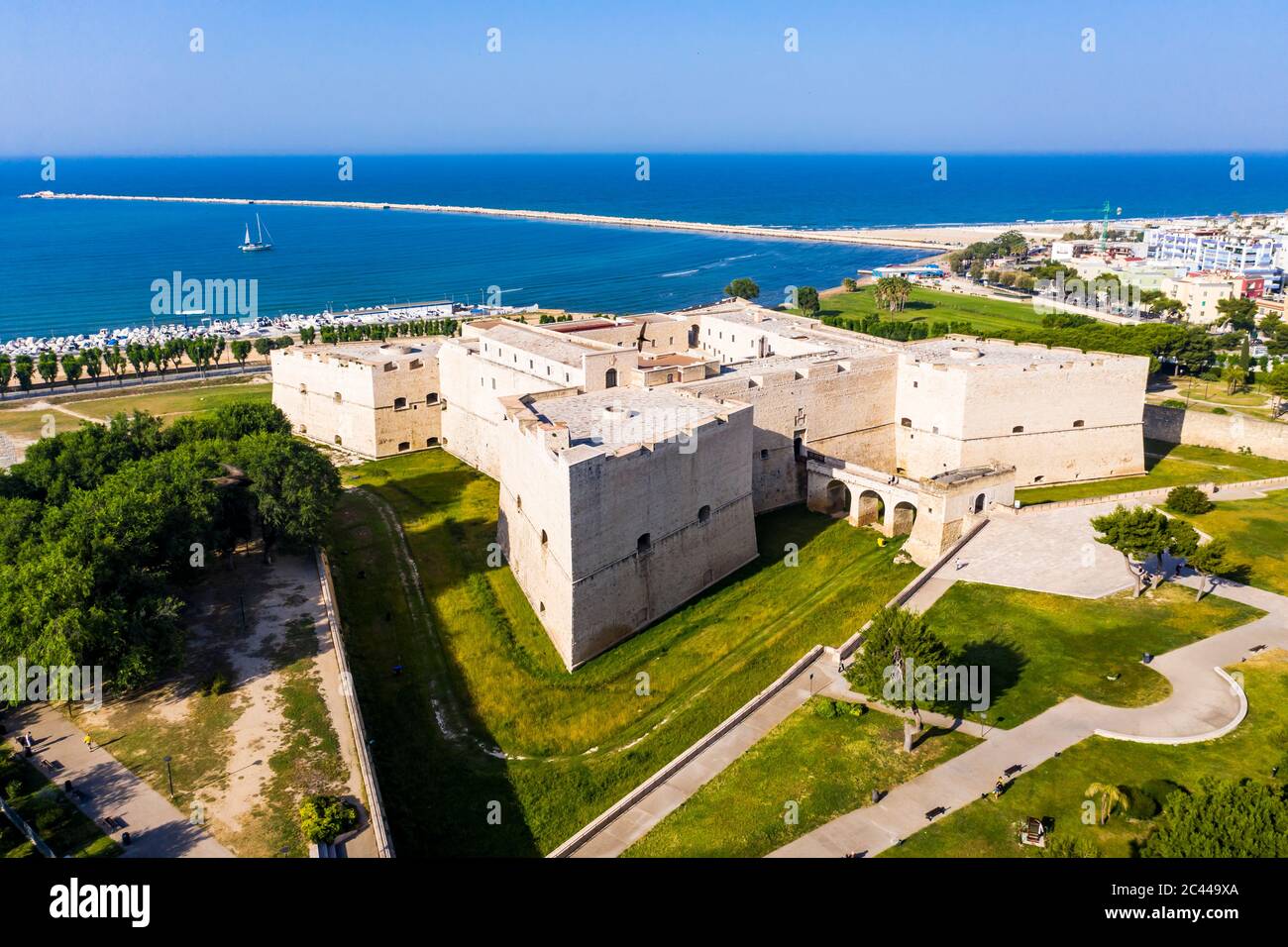 Italia, Provincia di Barletta-Andria-Trani, Barletta, Elicottero del Castello di Barletta Foto Stock