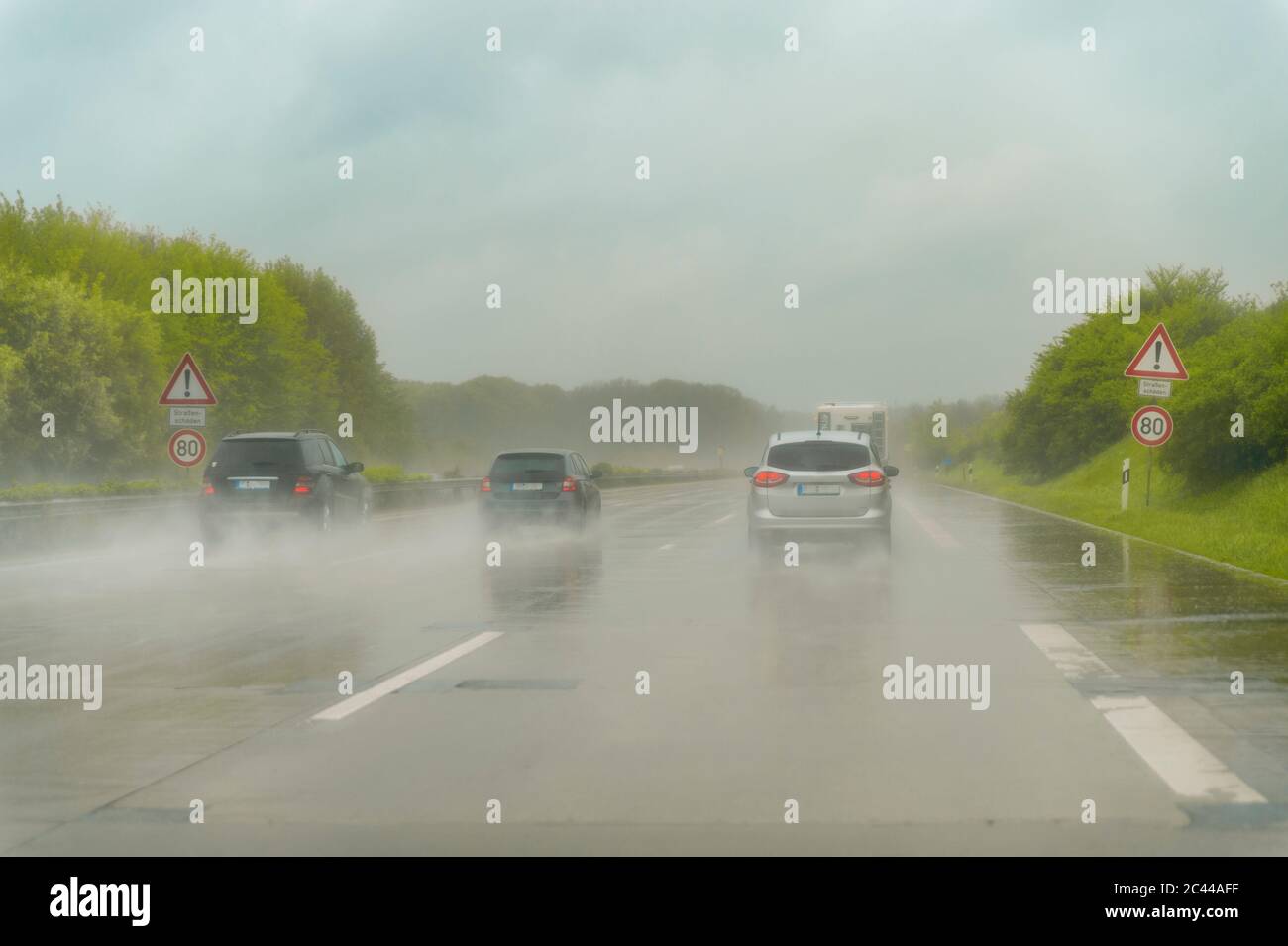 Autostrada durante la pioggia Foto Stock