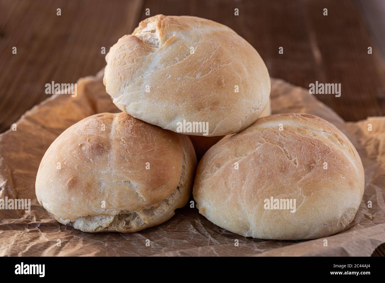Panini fatti in casa di grano. Pane sul tavolo da cucina. Torta con lievito. Pane perfetto per la colazione. Foto Stock