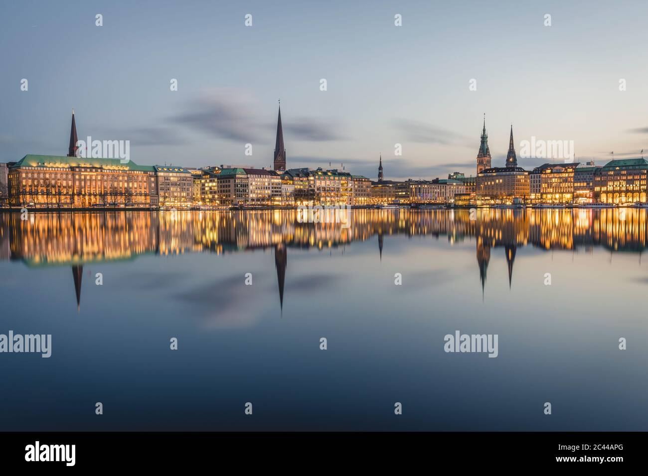 Germania, Amburgo, edifici che si riflettono nel lago interno di Alster al tramonto Foto Stock