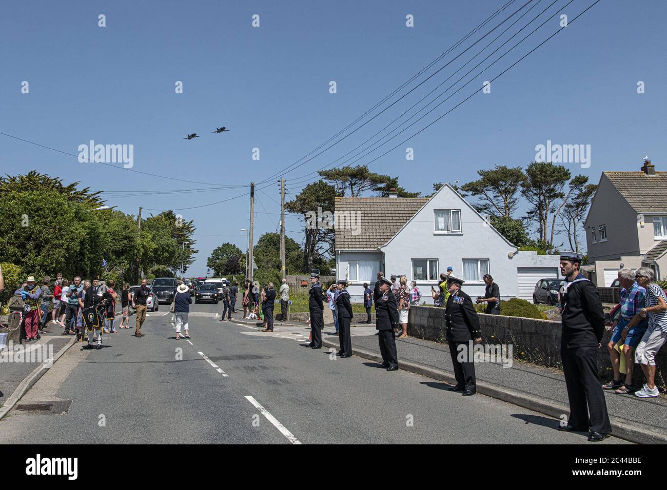 Il centesimo compleanno dell'eroe di Dunkirk, segnato dal veterano Fly-by, la casa di Eric Taylor Cornish, la HMS Seahawk Band, gli hanno potuto giocare un buon compleanno. Foto Stock