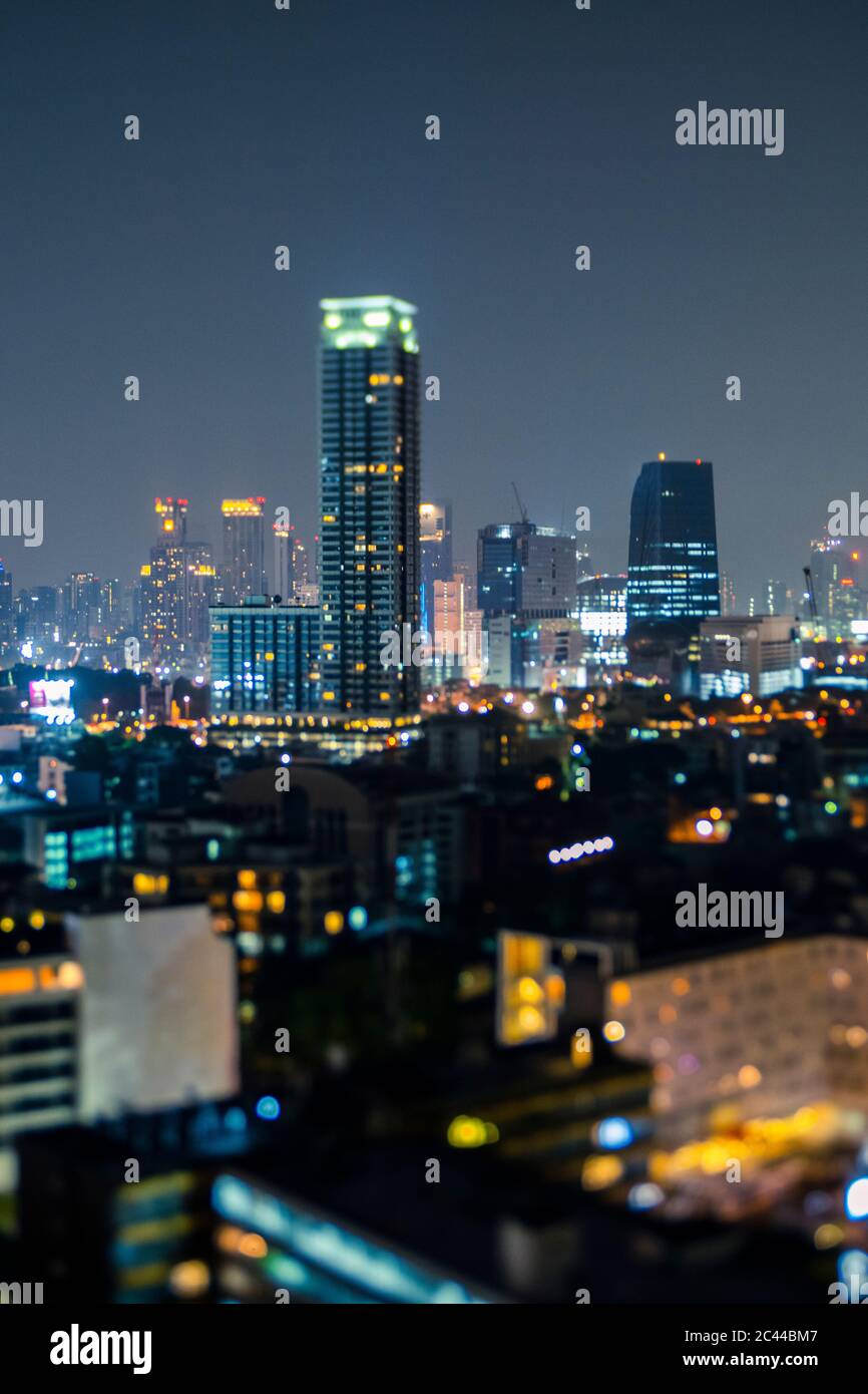 Thailandia, Bangkok, spostamento inclinazione dei grattacieli del centro di notte Foto Stock