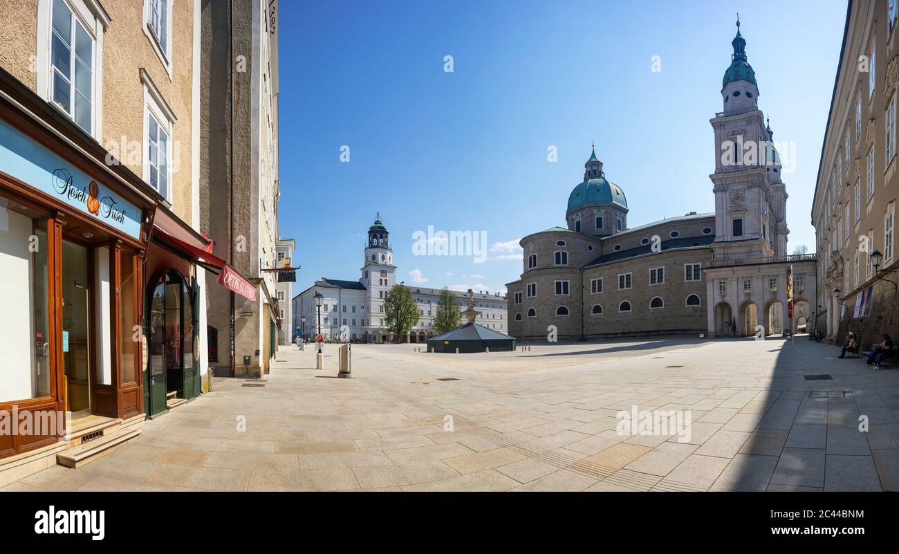 Austria, Salisburgo, Empty Residenzplatz con la Cattedrale di Salisburgo in mezzo alla pandemia di Coronavirus Foto Stock