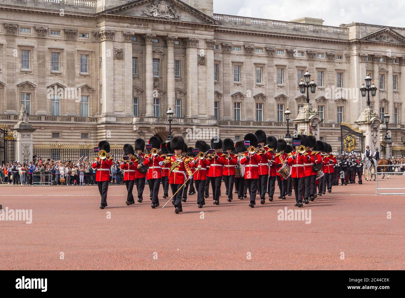 LONDRA, UK - 28 GIUGNO 2016: Supporto musicale della Regimental Band durante la cerimonia del Cambio della Guardia a Buckingham Palace in estate. Foto Stock