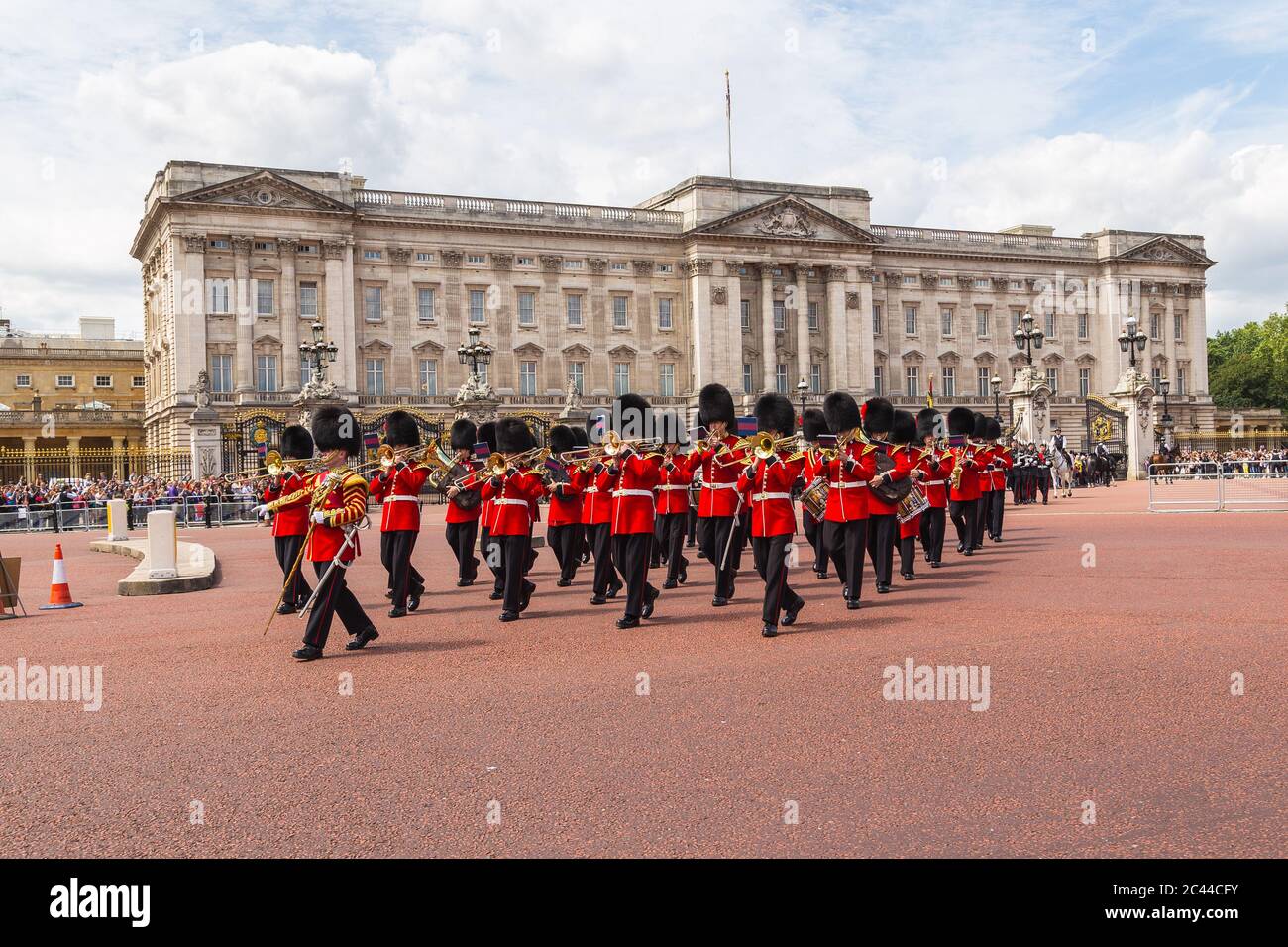 LONDRA, UK - 28 GIUGNO 2016: Supporto musicale della Regimental Band durante la cerimonia del Cambio della Guardia a Buckingham Palace in estate. Foto Stock