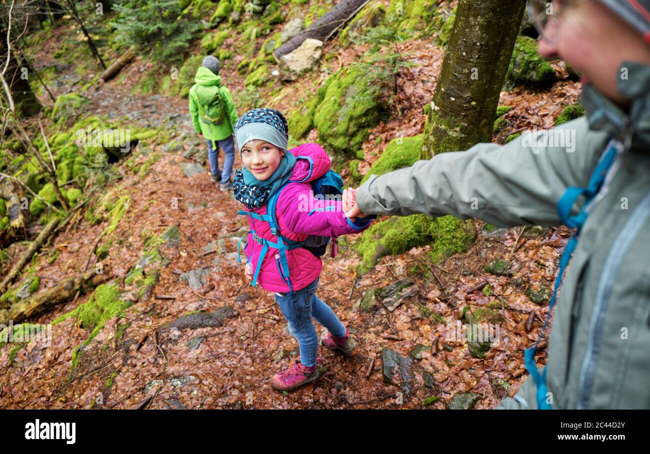 Ragazza madre che conduce lungo il sentiero nella Foresta Nera del Nord durante l'inverno Foto Stock