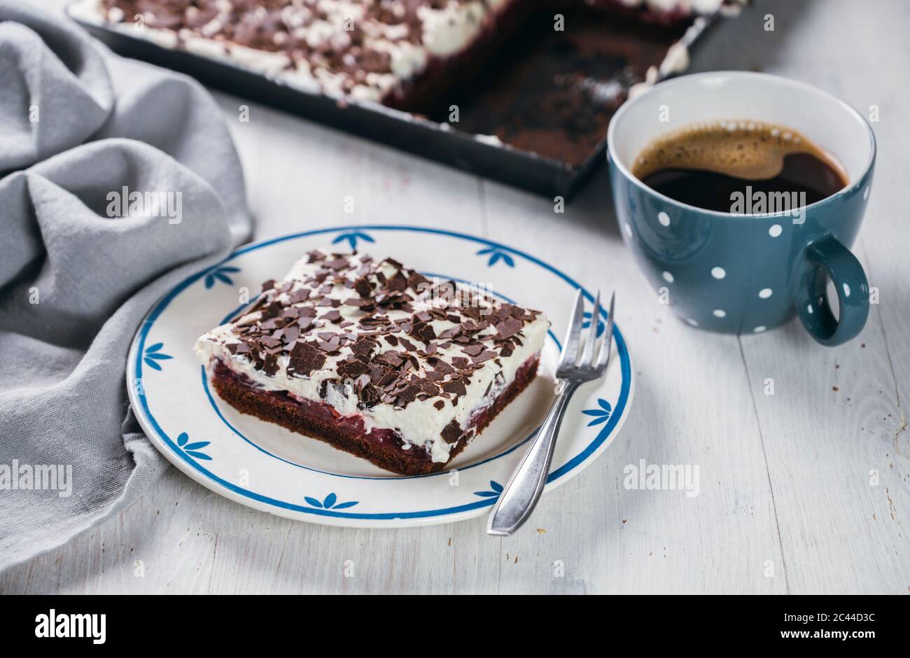 Tazza di caffè e fetta di torta di foresta nera Foto Stock