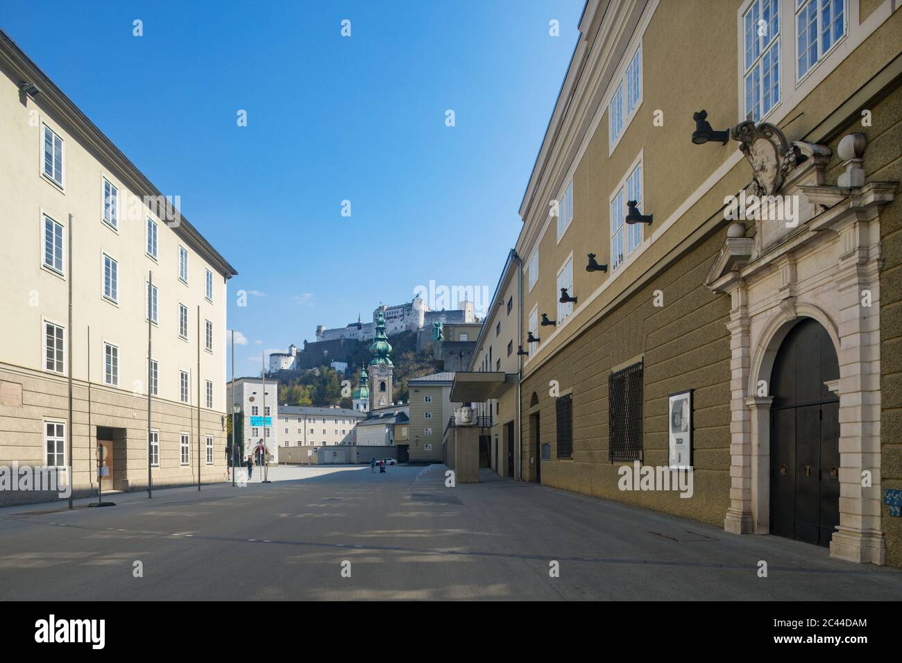 Austria, Salisburgo, Hofstallgasse con il grande Festival Hall e la Fortezza di Hohensalzburg, vuoto a causa della pandemia di Coronavirus Foto Stock