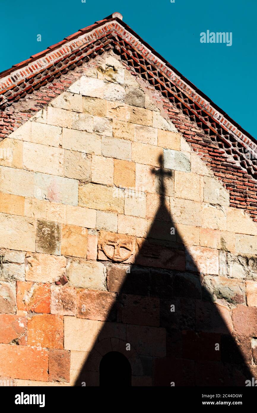 Ombra di croce sulla parete durante il giorno di sole, Tbilisi, Georgia Foto Stock