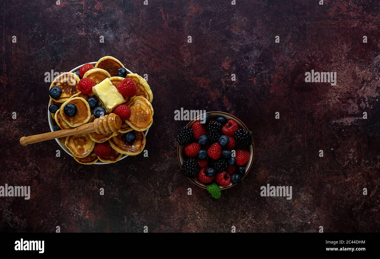 Frittelle di cereali. Colazione per bambini con frutti di bosco. Foto Stock