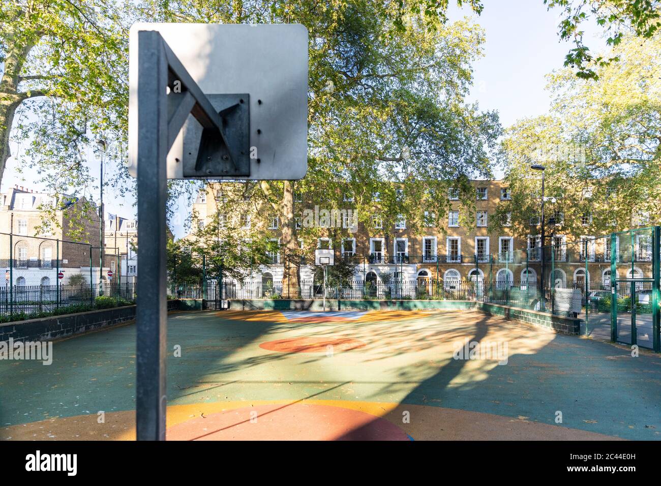 Regno Unito, Londra, campo da pallacanestro vuoto in una giornata di sole durante il coprifuoco Foto Stock
