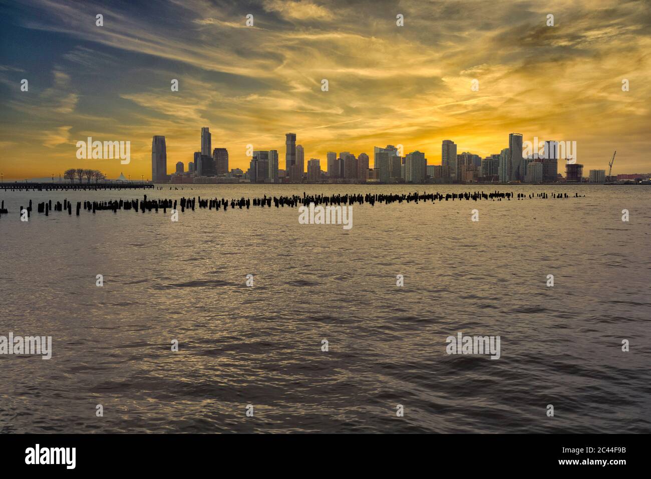 USA, New York, New York, fiume Hudson al tramonto con skyline di Manhattan sullo sfondo Foto Stock