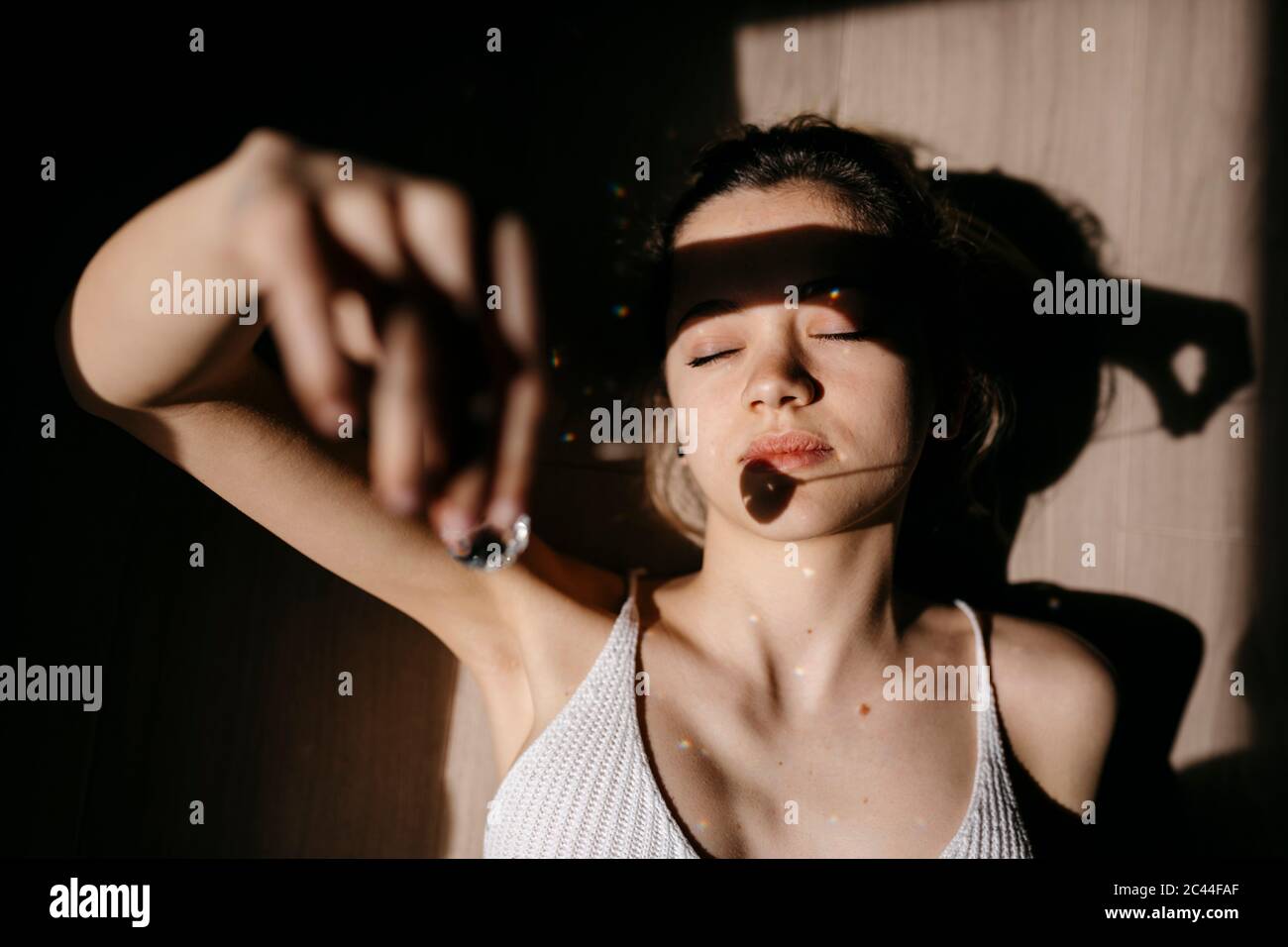 Direttamente sopra la vista della giovane donna con l'ombra pendente sul viso mentre si stese a casa Foto Stock