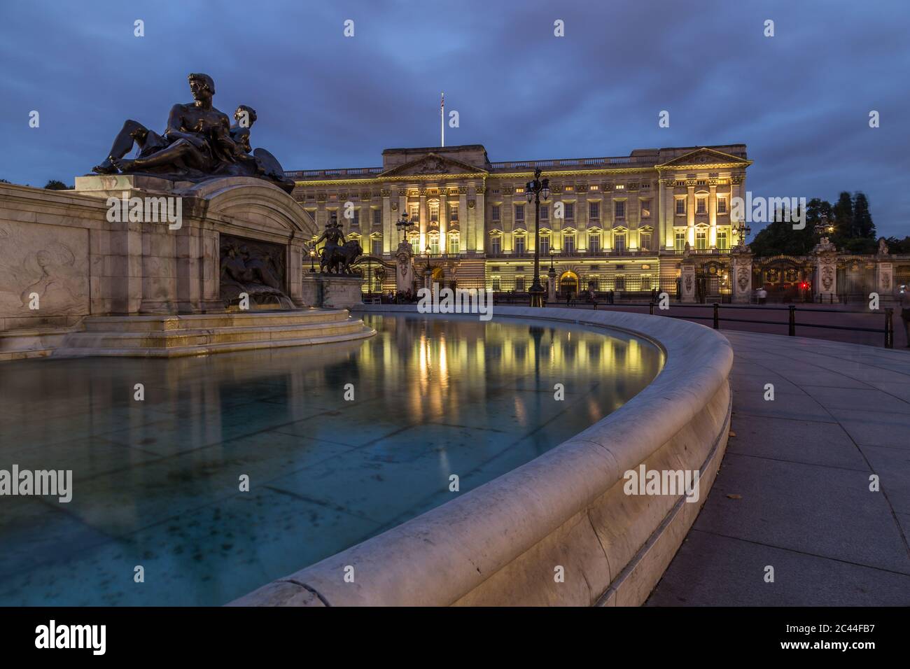 LONDRA, UK - 8 OTTOBRE 2016: L'esterno di Buckingham Palace di notte. Le persone possono essere viste all'esterno. Foto Stock