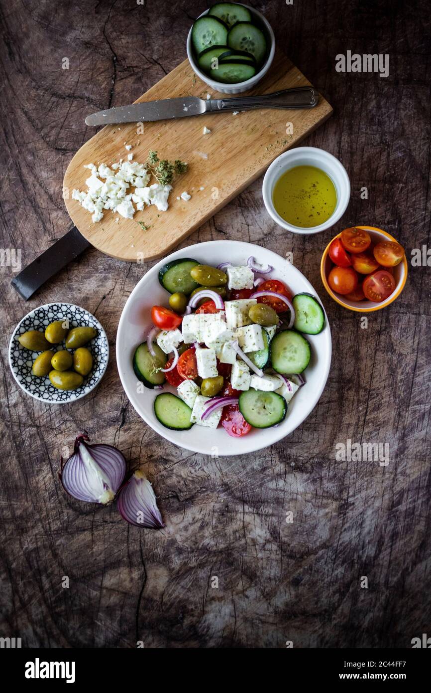 Ciotola di insalata greca pronta e i suoi ingredienti Foto Stock