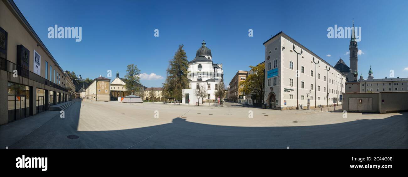 Austria, Salisburgo, Max Reinhardt Platz con Festspielhaus Kollegienkirche e Rupertinum, vuoti a causa della pandemia di Coronavirus Foto Stock