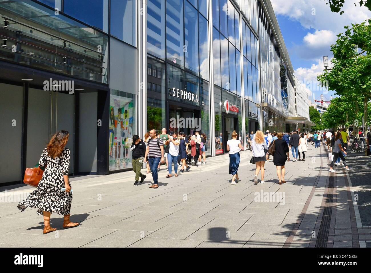 Francoforte sul meno, Germania - Giugno 2020: Via dello shopping chiamata 'Zeil' in una giornata di sole piena di gente nel moderno centro di Francoforte Foto Stock