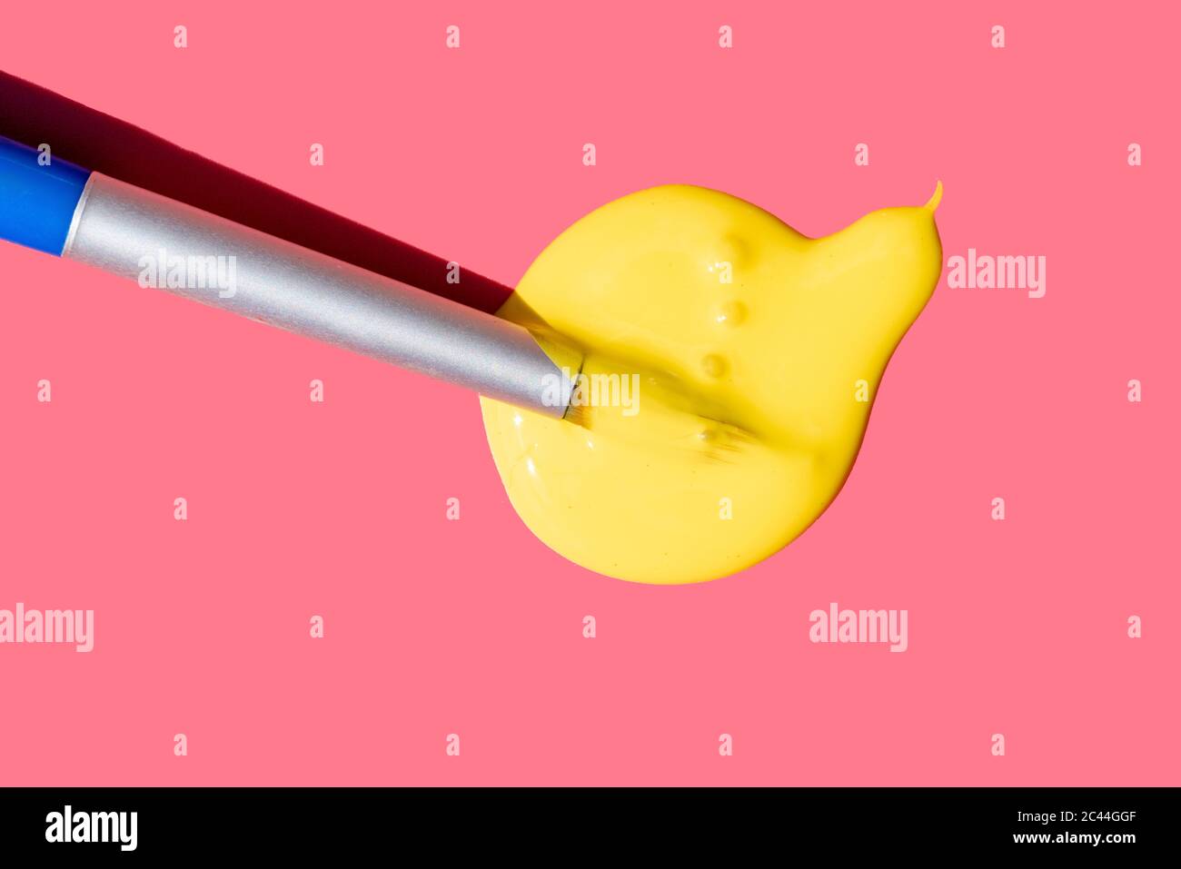 Studio di pennello con vernice gialla Foto Stock