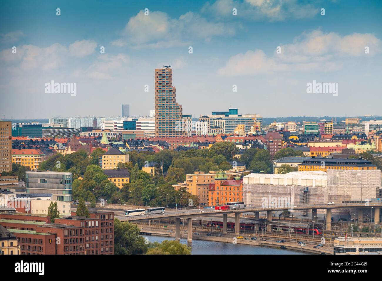 Svezia, Sodermanland, Stoccolma, veduta aerea dei distretti di Norrmalm e Vasastan con il grattacielo di Norra Tornen sullo sfondo Foto Stock