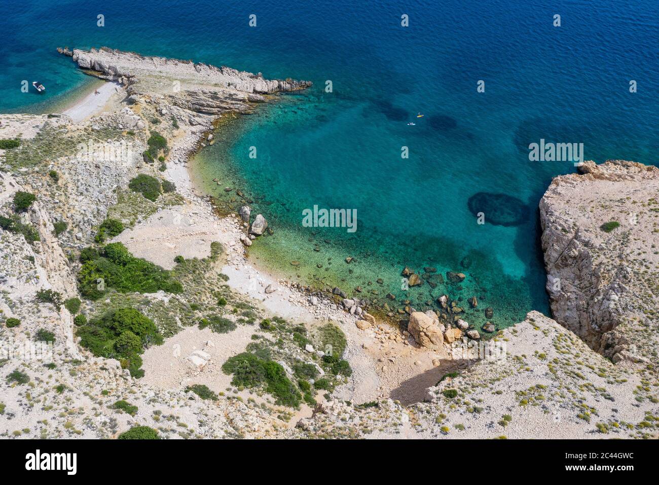 Spiaggia rocciosa carsica nell'isola di Krk Foto Stock