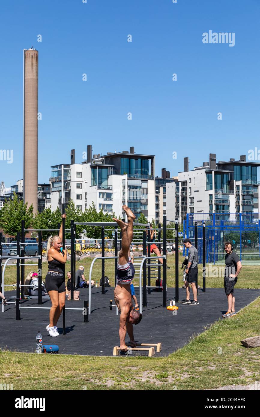 Persone che lavorano fuori strada palestra all'aperto nel quartiere Hernesaari di Helsinki, Finlandia Foto Stock
