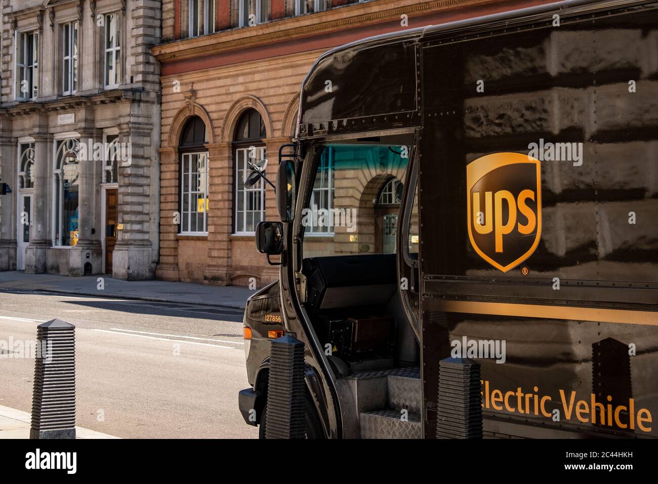 LONDRA - GIUGNO 2020: UPS o United Parcel Service Truck, una multinazionale americana di consegna di pacchi Foto Stock