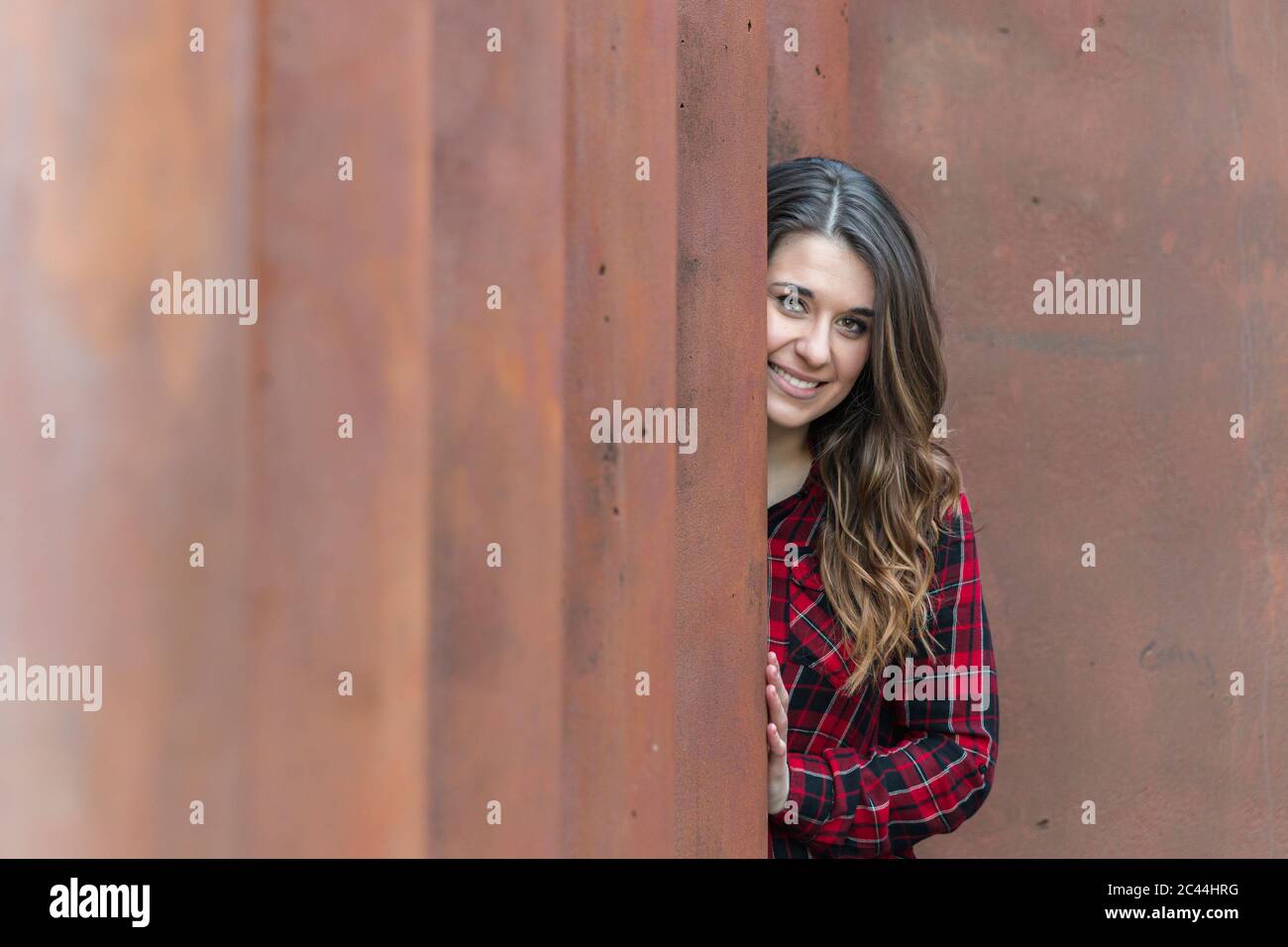 Ritratto di giovane donna sorridente con camicia rossa in plaid Foto Stock