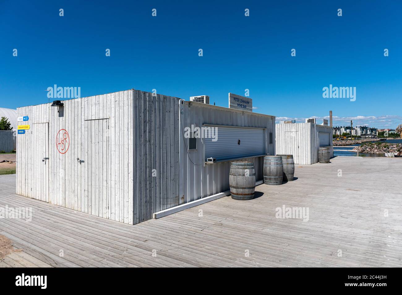 Hernesaaren Ranta, un centro eventi deserto sul mare nel quartiere Hernesaari di Helsinki, Finlandia Foto Stock