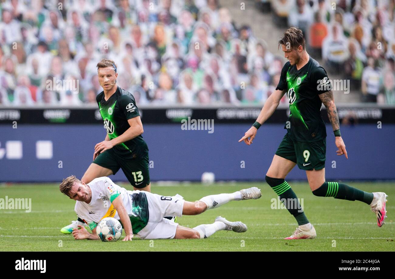 Borussia Park Moenchengladbach Germania 16.6.2020, Calcio: Bundesliga stagione 2019/20 giorno 32, Borussia Moenchengladbach (BMG, bianco) vs VfL Wolfsburg (WSBG, nero) - Christoph Kramer (BMG), Yannick Gerhardt (Wolfsburg), Wout Woghorst (Wolfsburg)a causa di Müller uso di cadmio/Mendita in occasione di Living, sono giocate solo via Kandona / Kramer vuoto in piscina / Kramer / Kramer / Kramer sono giocate in via di credito di essere giocate in Kramer / Kramer / K Foto Stock