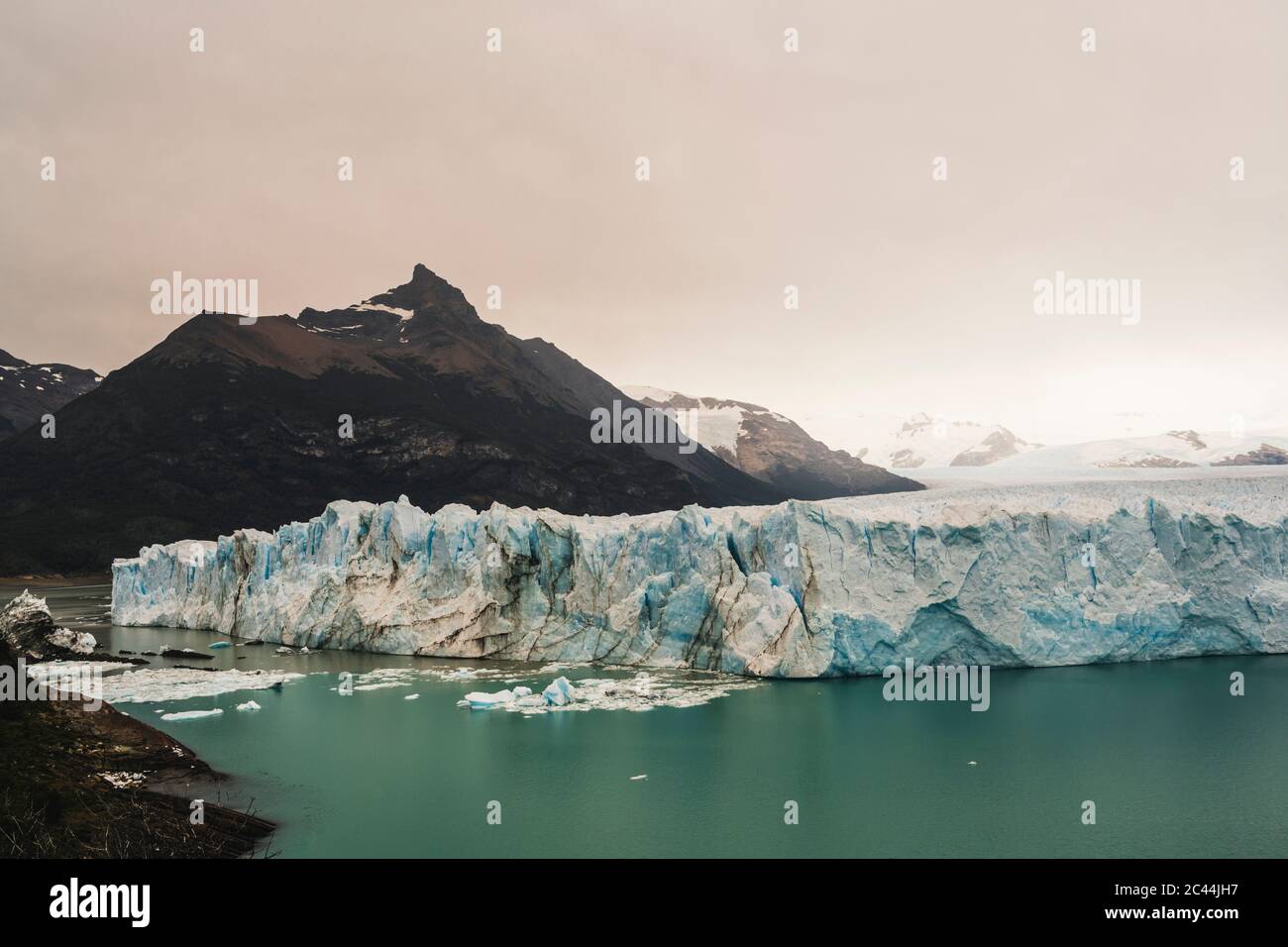 Argentina, Iceberg galleggia vicino alla costa montana Foto Stock