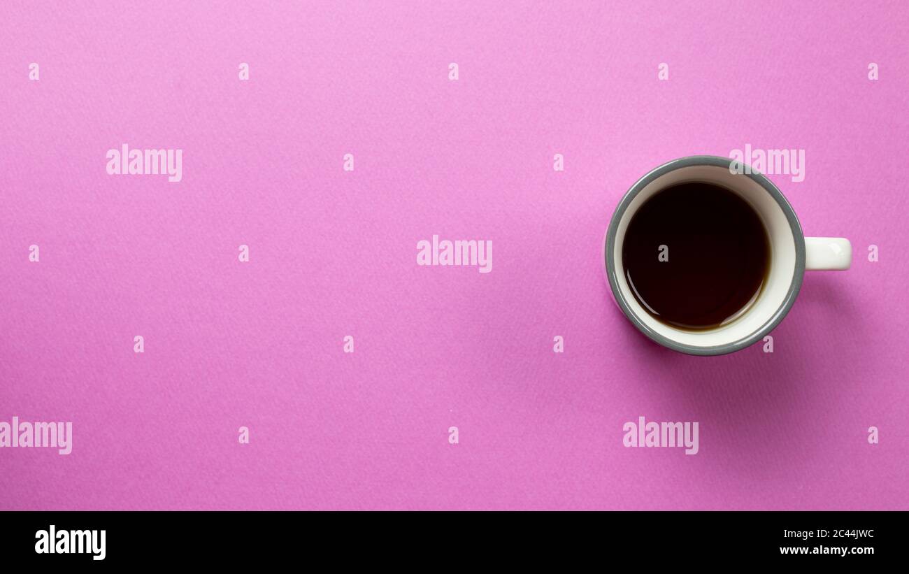 Una tazza di caffè americano su sfondo rosa. Vista dall'alto, spazio per le copie Foto Stock