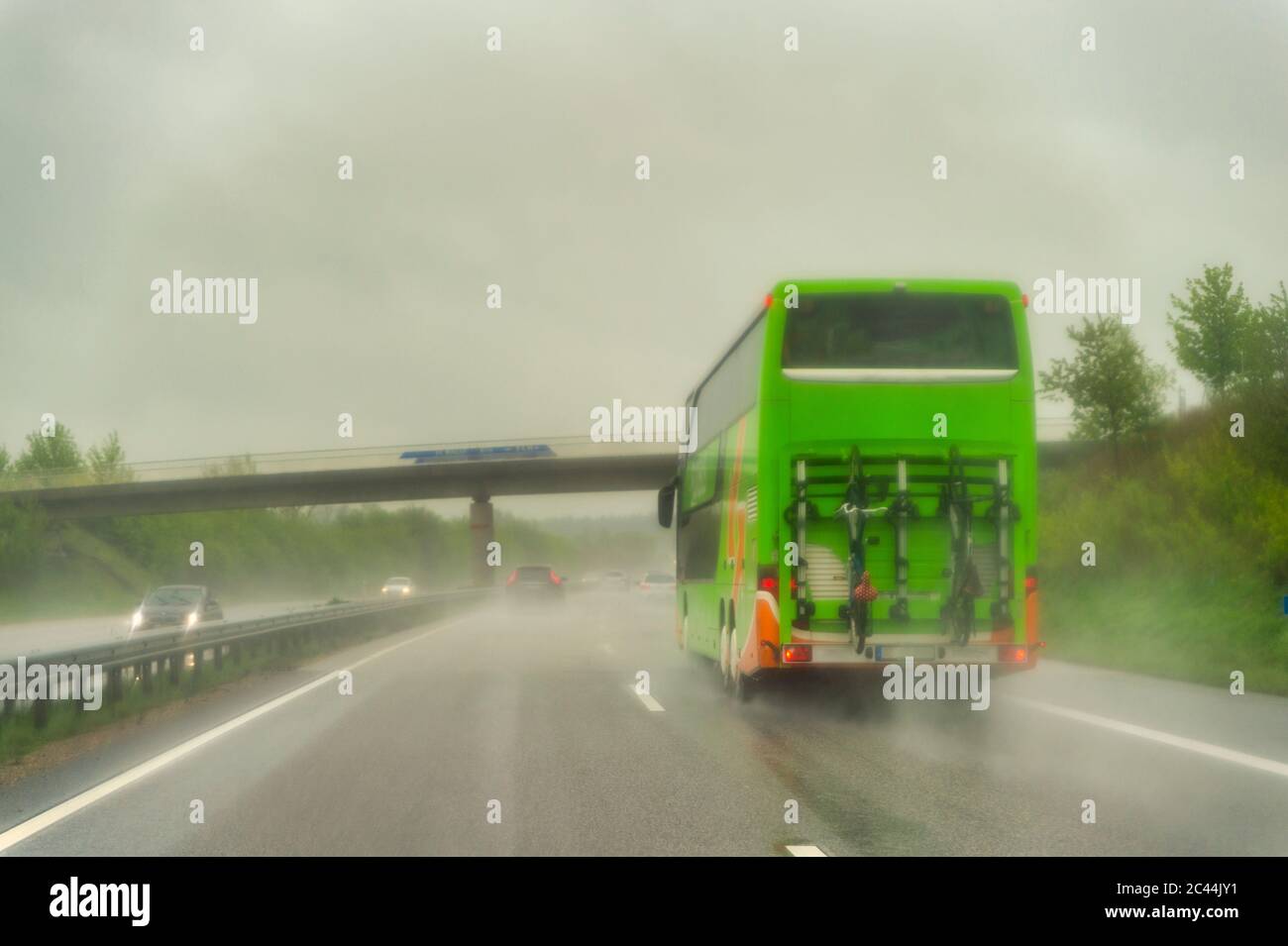Autostrada durante la pioggia, pullman Foto Stock