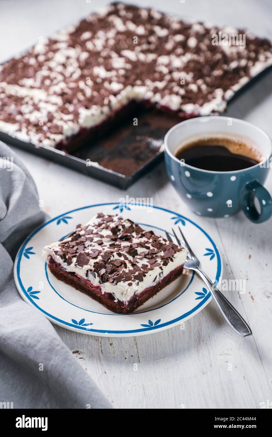 Tazza di caffè e fetta di torta di foresta nera Foto Stock