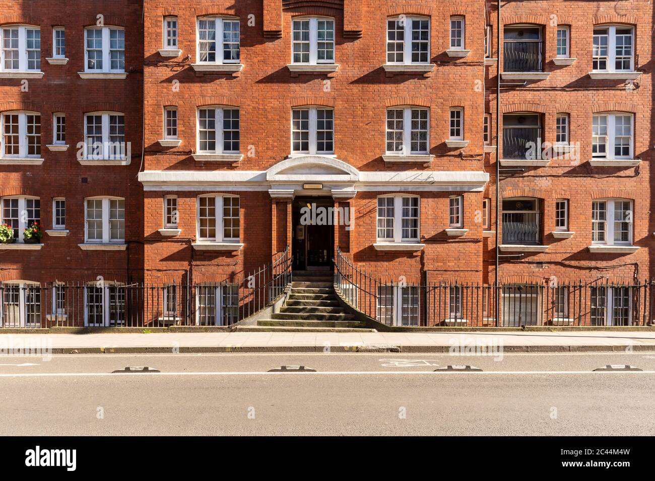 Regno Unito, Londra, edificio in mattoni e strada vuota durante il coprifuoco nel quartiere di Bloomsbury Foto Stock