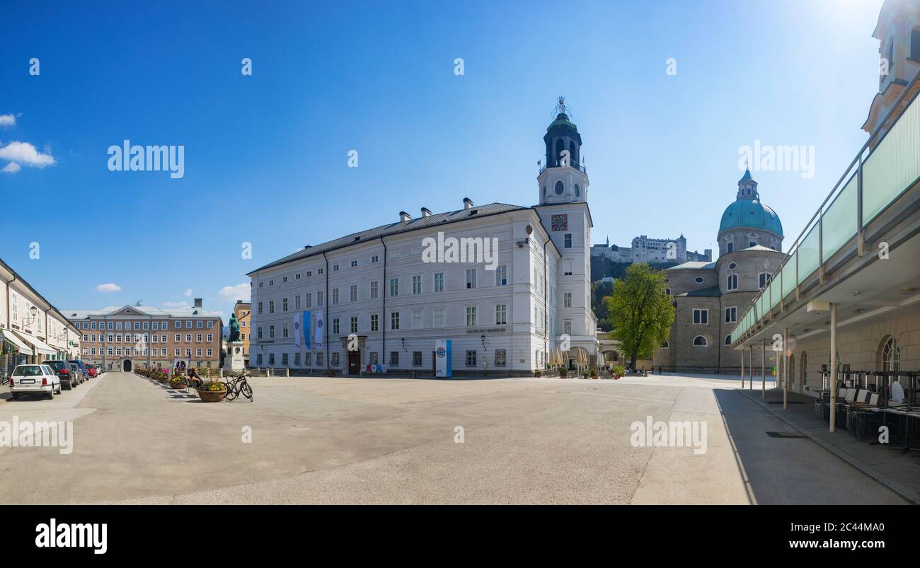 Austria, Salisburgo, Mozartplatz vuoto con il Museo di Salisburgo in mezzo alla pandemia di Coronavirus Foto Stock