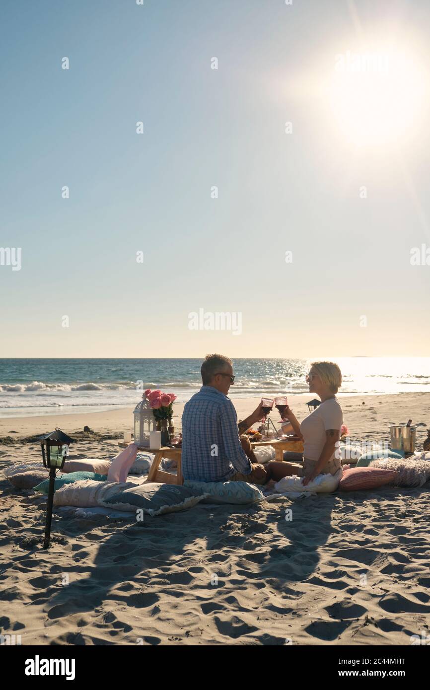 Coppia di adulti che si gode un picnic spiaggia una giornata di vacanza. Riviera Nayarit, Messico Foto Stock