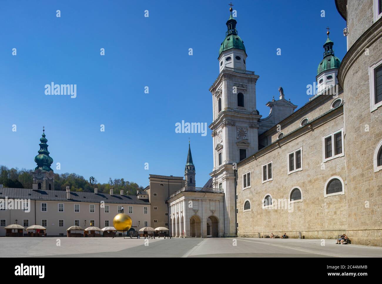 Austria, Salisburgo, Kapitelplatz vuoto con la Cattedrale di Salisburgo in mezzo a pandemia di Coronavirus Foto Stock
