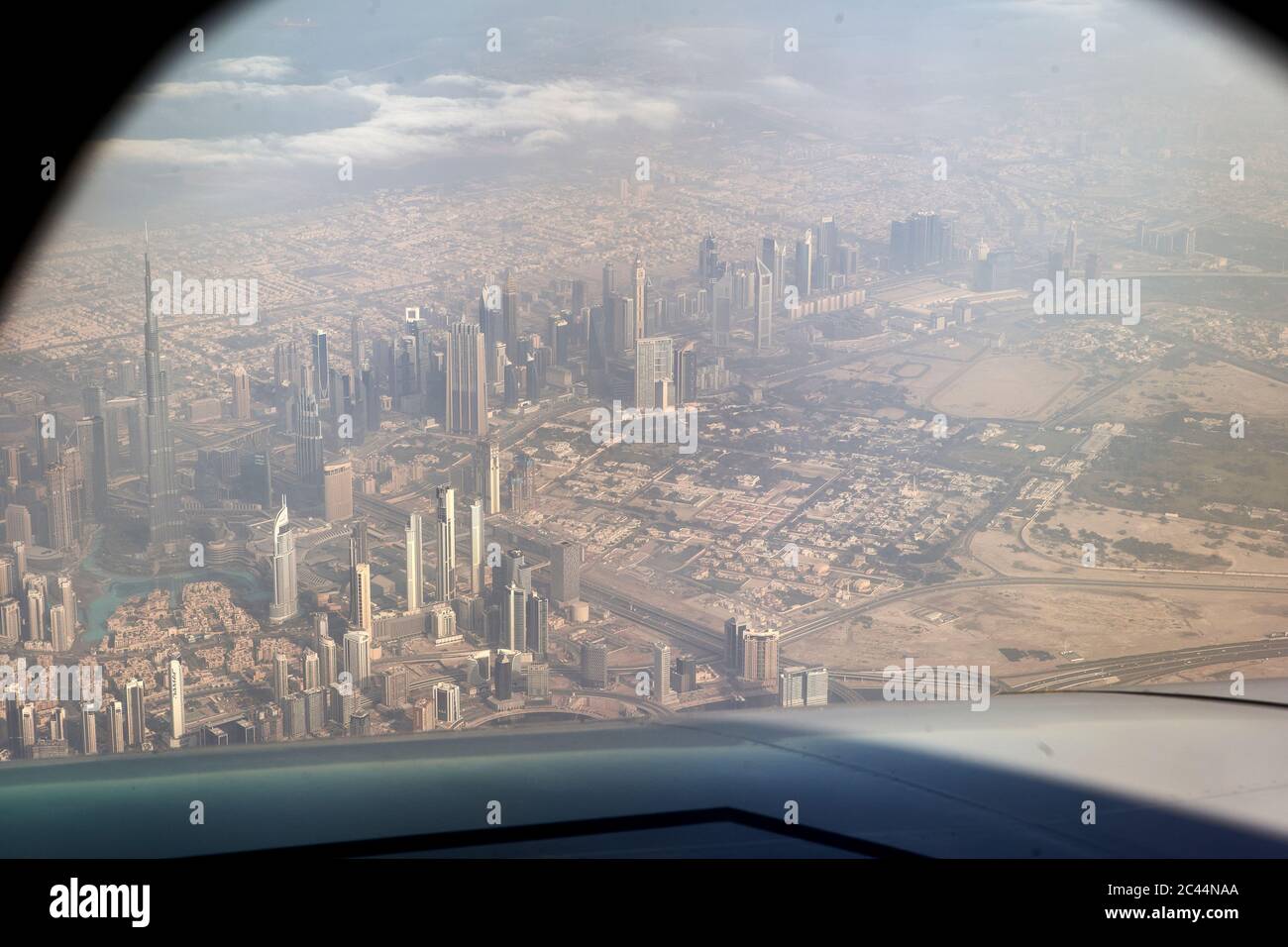 Emirati Arabi Uniti, Dubai, Città vista dalla finestra dell'aereo Foto Stock
