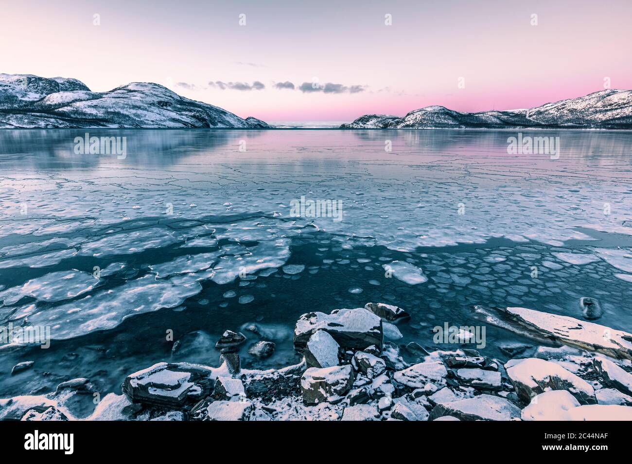 Paesaggio costiero in inverno con Fjord Lakse congelato, Lebesby, Norvegia Foto Stock