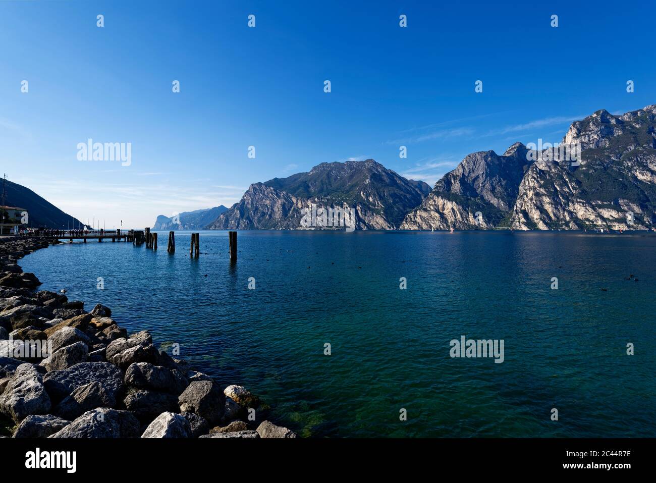 Italia, Trentino, Torbole, Lago di Garda circondato da montagne Foto Stock