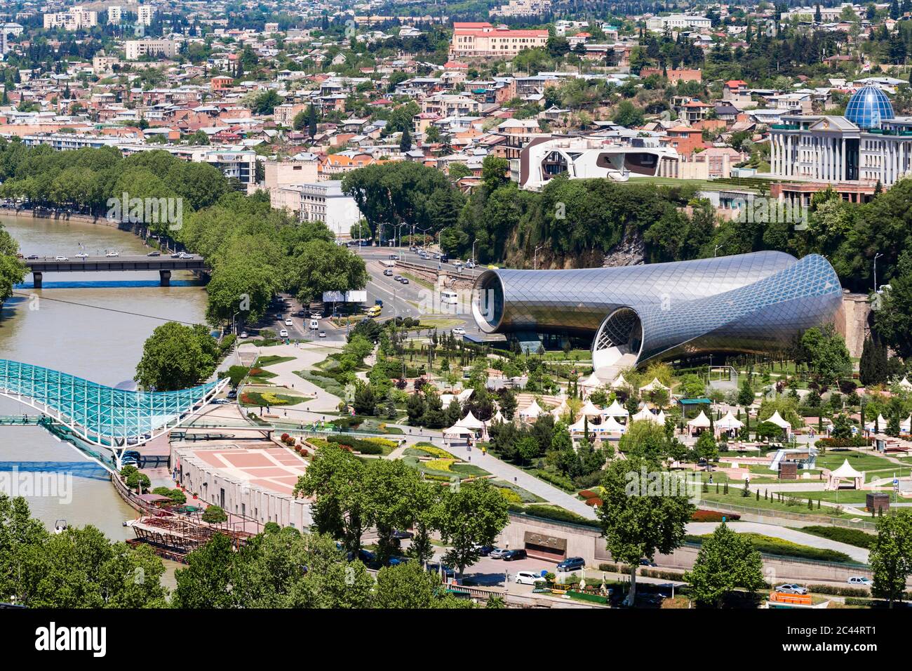 Ponte di pace sul fiume Kura contro il paesaggio urbano a Tbilisi, Georgia Foto Stock